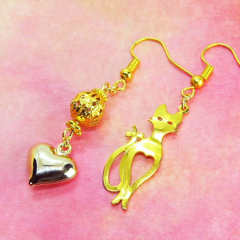 スマートな猫シルエットモチーフとハートのアシンメトリーピアス 透かしメタルビーズ ゴールドカラー