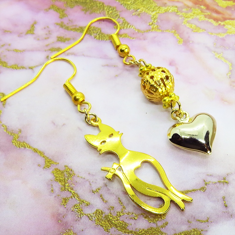 スマートな猫シルエットモチーフとハートのアシンメトリーピアス 透かしメタルビーズ ゴールドカラー