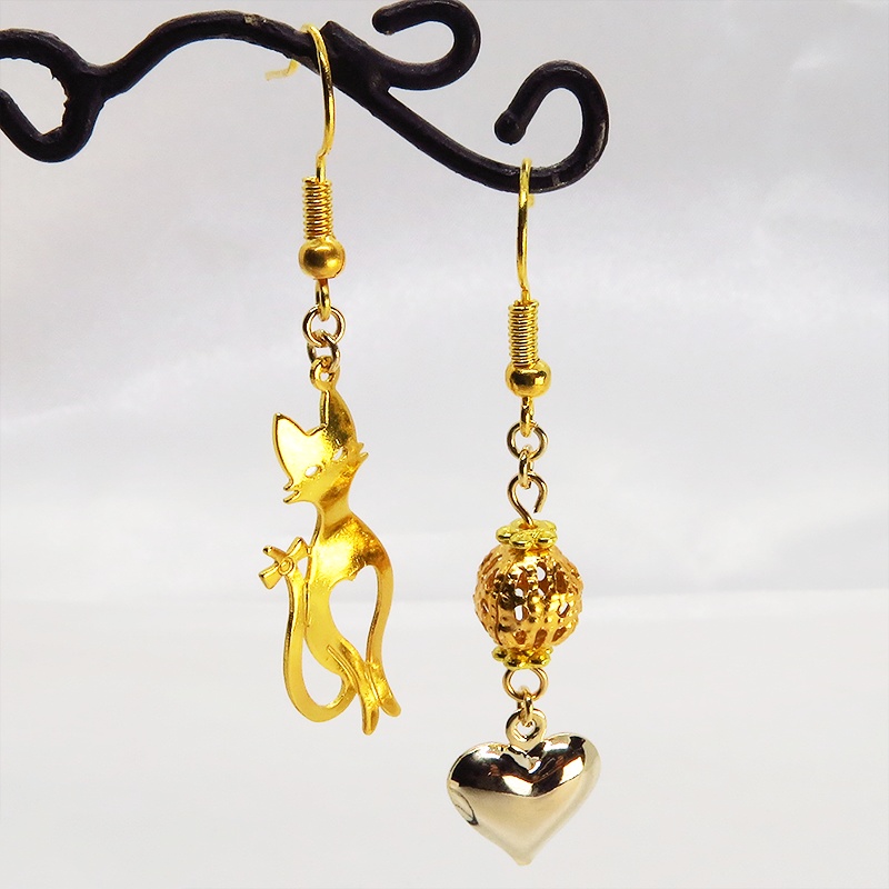 スマートな猫シルエットモチーフとハートのアシンメトリーピアス 透かしメタルビーズ ゴールドカラー