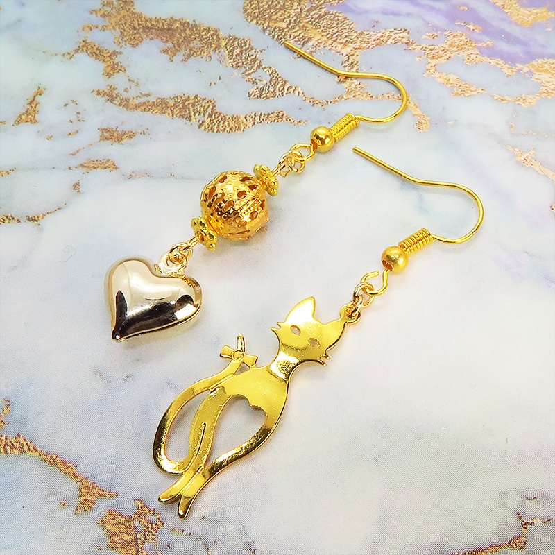 スマートな猫シルエットモチーフとハートのアシンメトリーピアス 透かしメタルビーズ ゴールドカラー