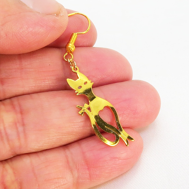 スマートな猫シルエットモチーフとハートのアシンメトリーピアス 透かしメタルビーズ ゴールドカラー