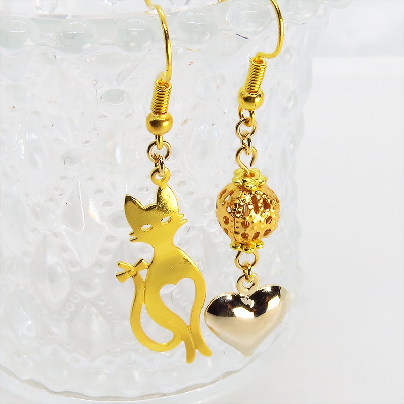スマートな猫シルエットモチーフとハートのアシンメトリーピアス 透かしメタルビーズ ゴールドカラー