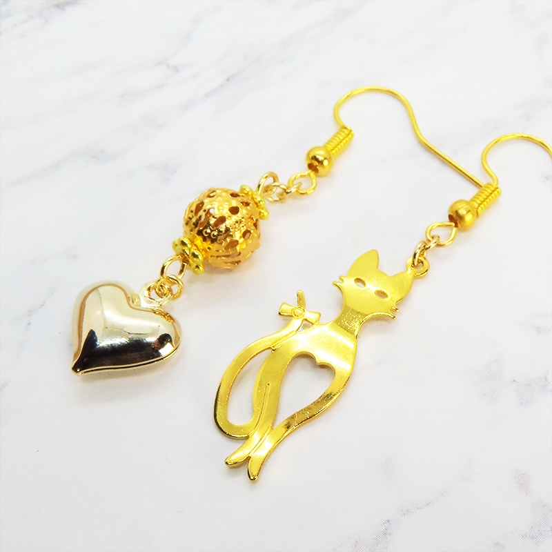スマートな猫シルエットモチーフとハートのアシンメトリーピアス 透かしメタルビーズ ゴールドカラー