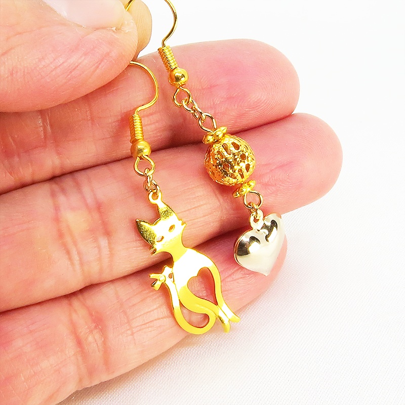 スマートな猫シルエットモチーフとハートのアシンメトリーピアス 透かしメタルビーズ ゴールドカラー