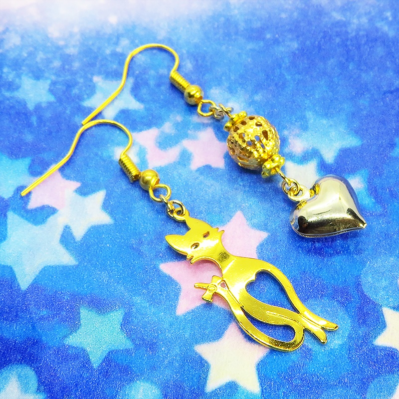 スマートな猫シルエットモチーフとハートのアシンメトリーピアス 透かしメタルビーズ ゴールドカラー