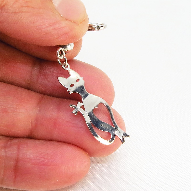 マスクチャーム シルバーカラーのスマートな猫シルエットモチーフのチャーム