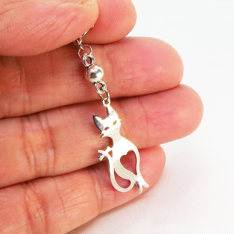 マスクチャーム シルバーカラーのスマートな猫シルエットモチーフのチャーム