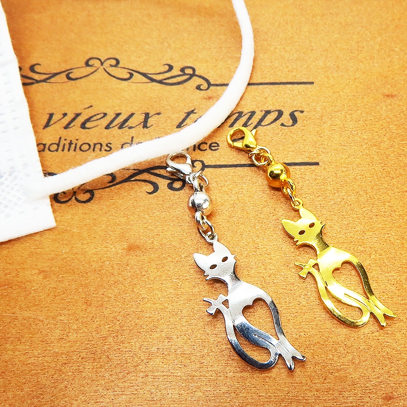 マスクチャーム シルバーカラーのスマートな猫シルエットモチーフのチャーム