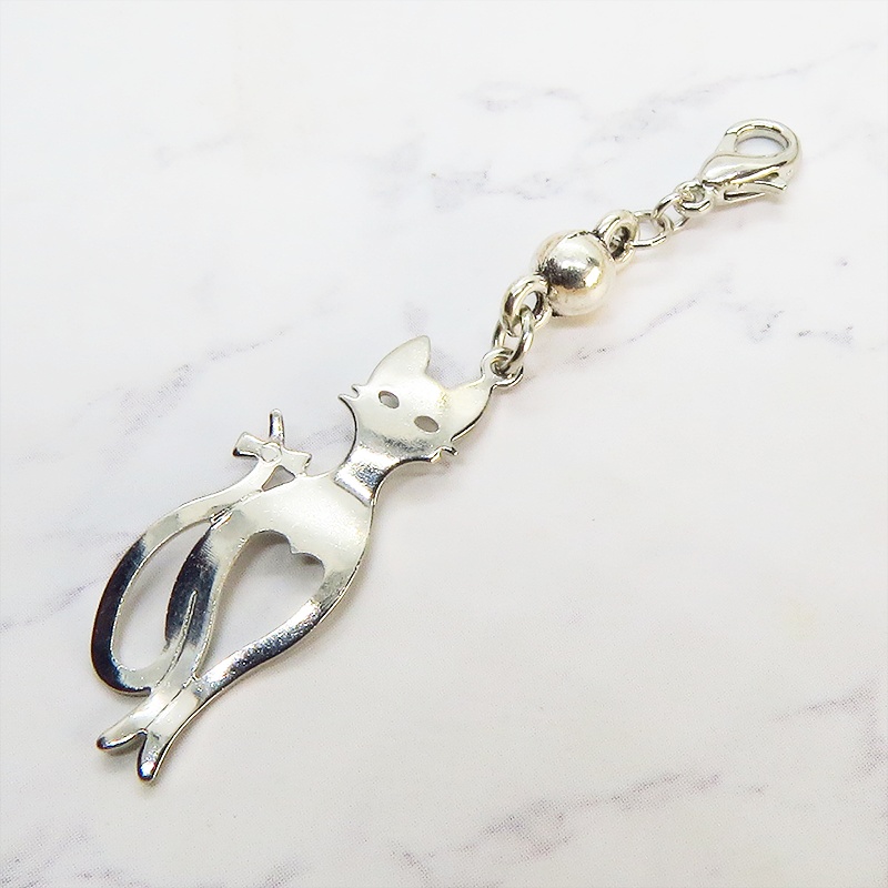 マスクチャーム シルバーカラーのスマートな猫シルエットモチーフのチャーム