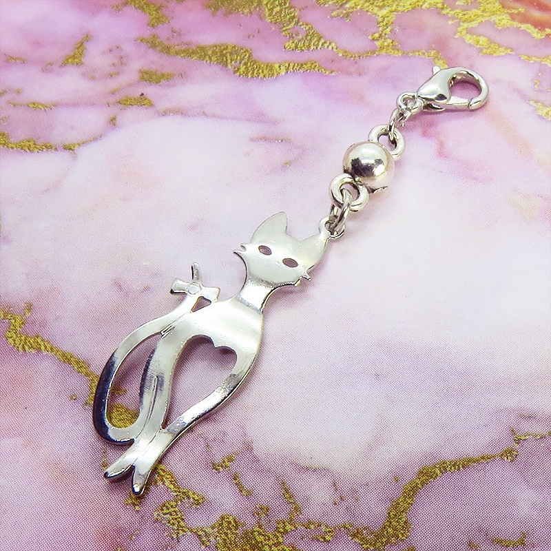 マスクチャーム シルバーカラーのスマートな猫シルエットモチーフのチャーム