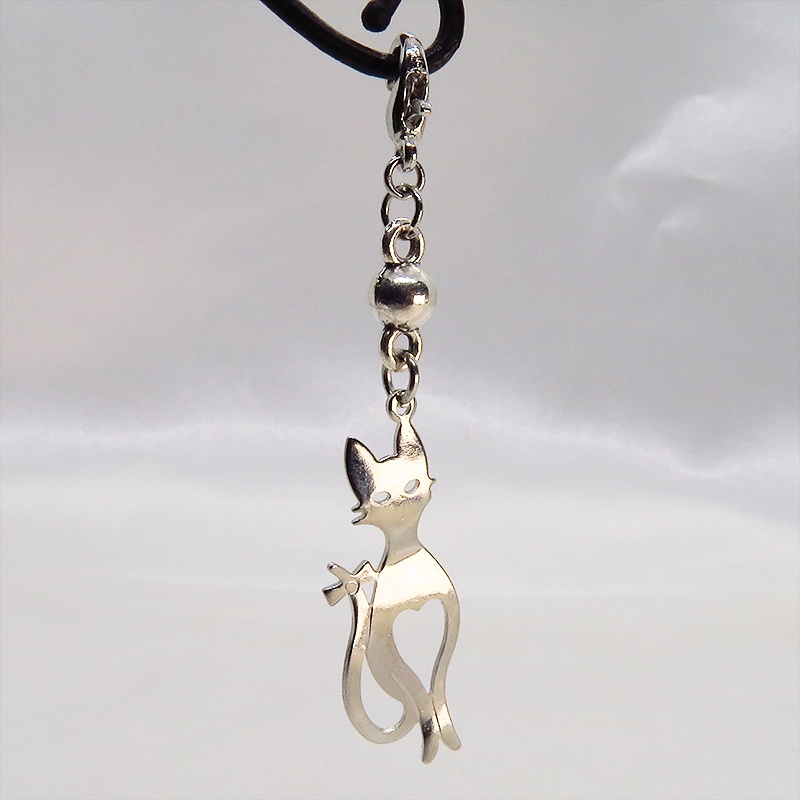 マスクチャーム シルバーカラーのスマートな猫シルエットモチーフのチャーム