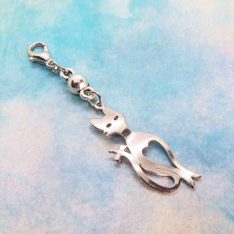 マスクチャーム シルバーカラーのスマートな猫シルエットモチーフのチャーム