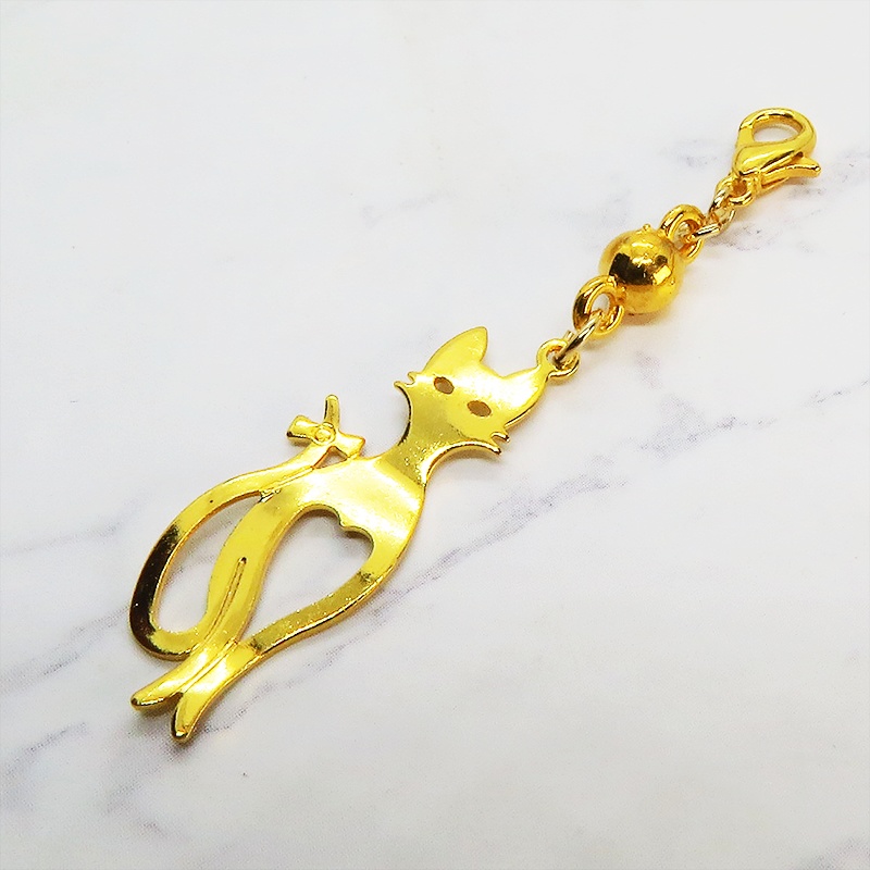 マスクチャーム ゴールドカラーのスマートな猫シルエットモチーフのチャーム