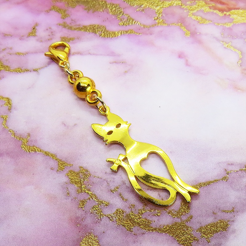 マスクチャーム ゴールドカラーのスマートな猫シルエットモチーフのチャーム