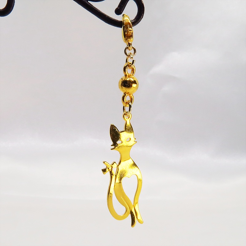 マスクチャーム ゴールドカラーのスマートな猫シルエットモチーフのチャーム
