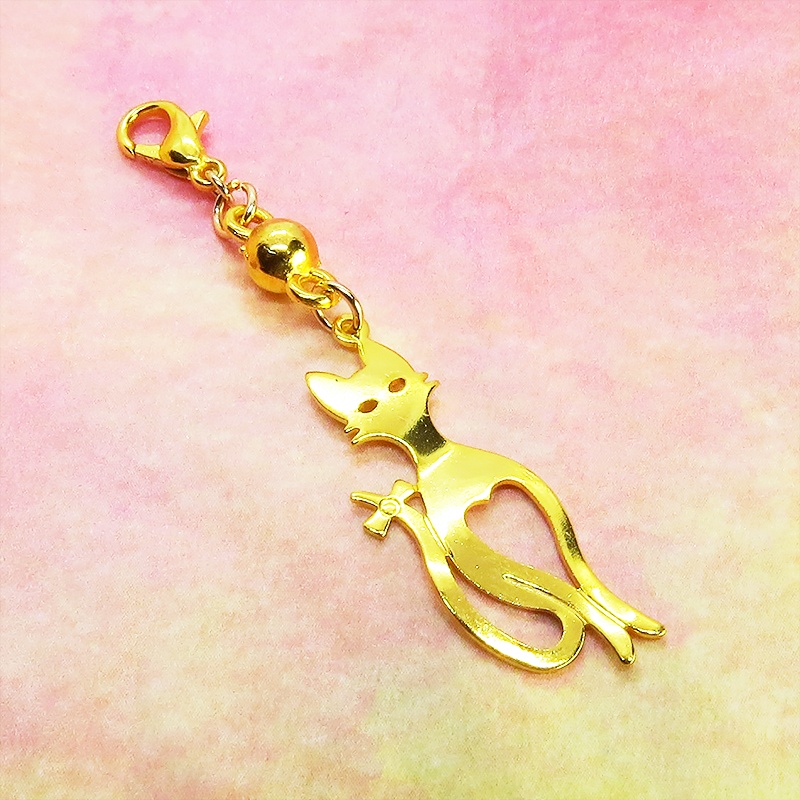 マスクチャーム ゴールドカラーのスマートな猫シルエットモチーフのチャーム