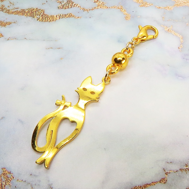 マスクチャーム ゴールドカラーのスマートな猫シルエットモチーフのチャーム