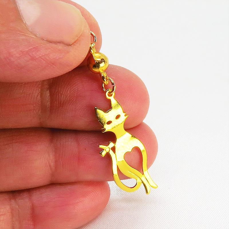 マスクチャーム ゴールドカラーのスマートな猫シルエットモチーフのチャーム