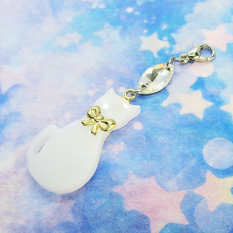 マスクチャーム ゴールドリボンの白猫チャームとスワロフスキーのチャーム アクリル キーホルダー