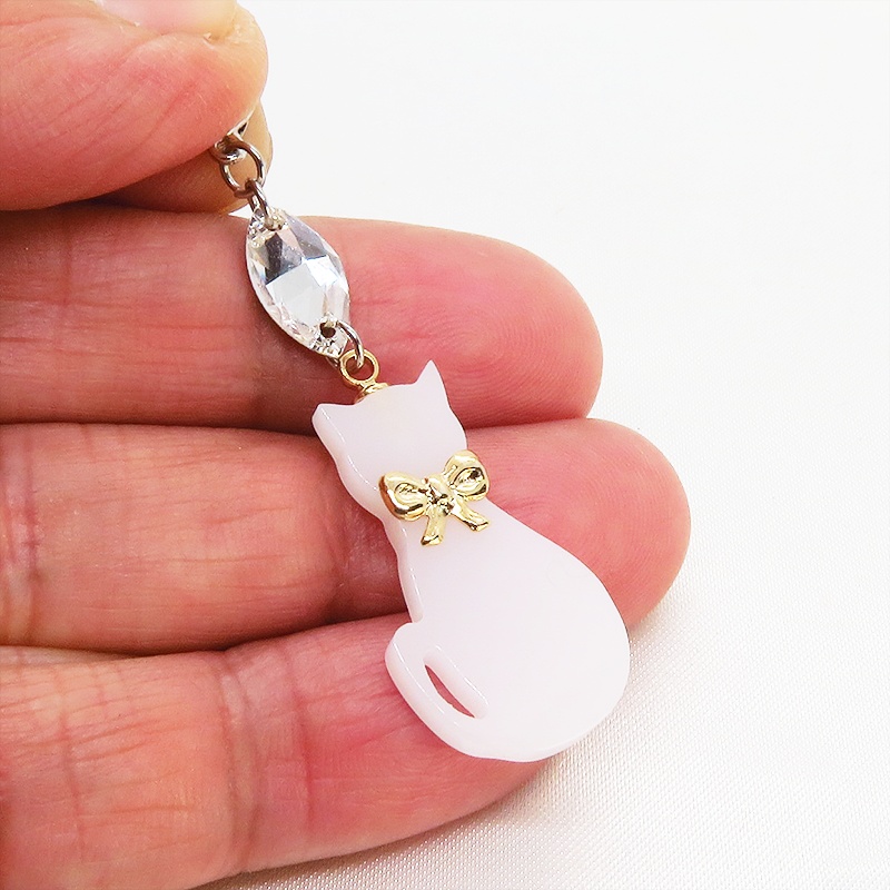 マスクチャーム ゴールドリボンの白猫チャームとスワロフスキーのチャーム アクリル キーホルダー