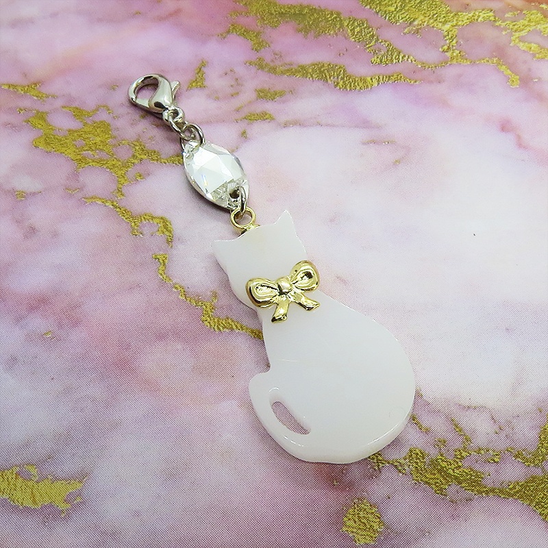 マスクチャーム ゴールドリボンの白猫チャームとスワロフスキーのチャーム アクリル キーホルダー
