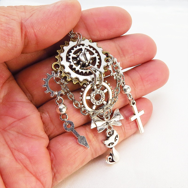 アンティークシルバー 猫と歯車のスチームパンク多層構造ピアス チェーンピアス サージカル可