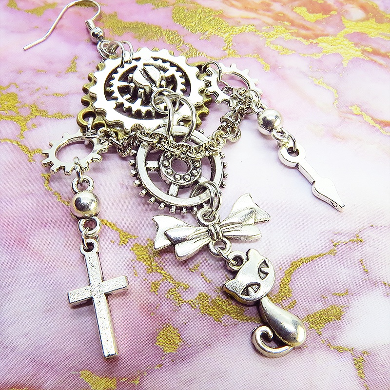 アンティークシルバー 猫と歯車のスチームパンク多層構造ピアス チェーンピアス サージカル可