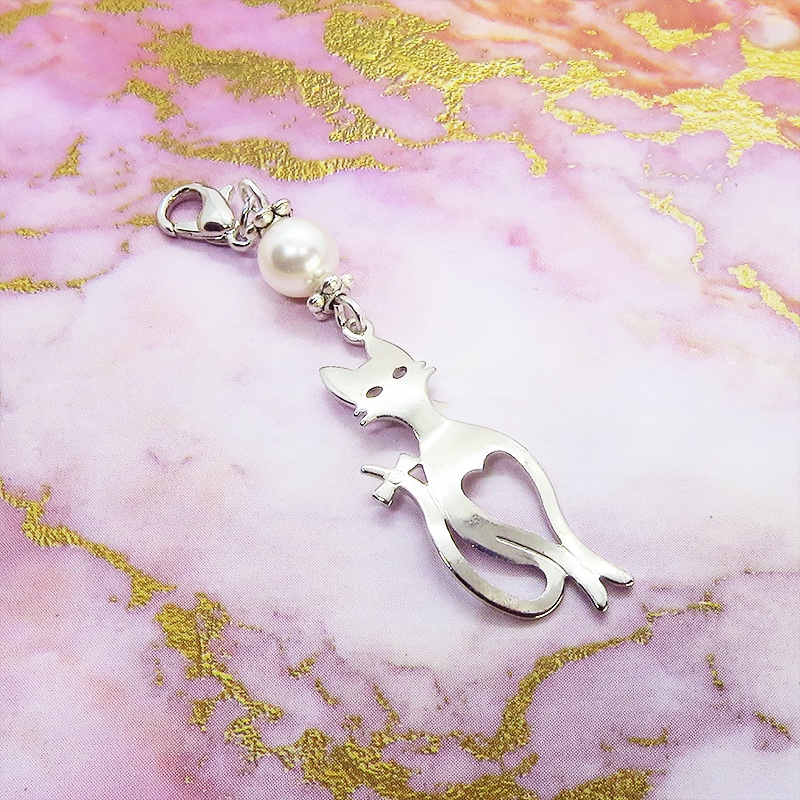 マスクチャーム シルバーカラーのスマートな猫シルエットモチーフとスワロフスキーパールのチャーム