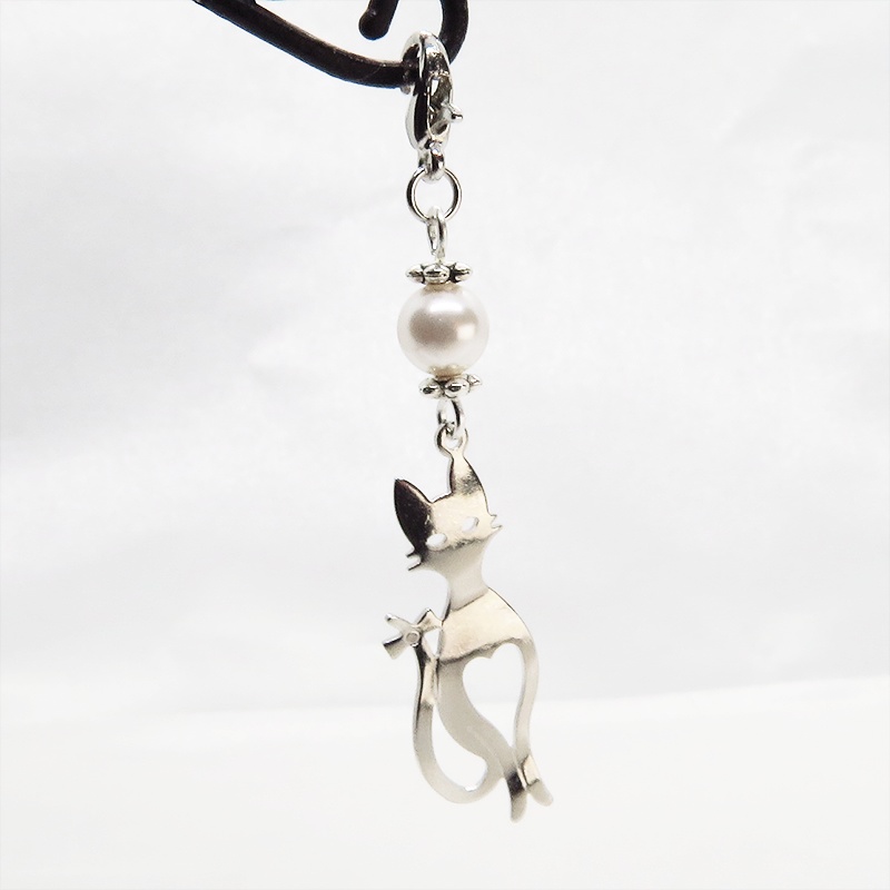 マスクチャーム シルバーカラーのスマートな猫シルエットモチーフとスワロフスキーパールのチャーム