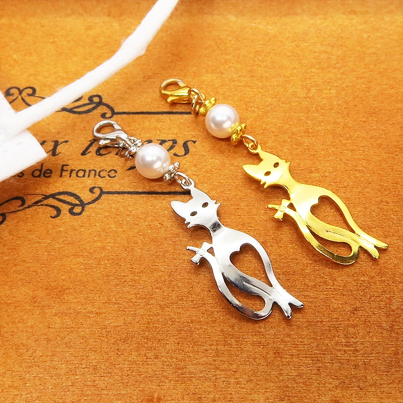 マスクチャーム シルバーカラーのスマートな猫シルエットモチーフとスワロフスキーパールのチャーム