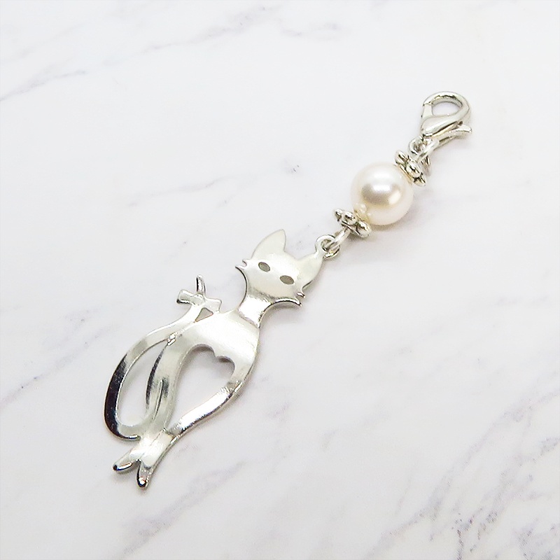 マスクチャーム シルバーカラーのスマートな猫シルエットモチーフとスワロフスキーパールのチャーム