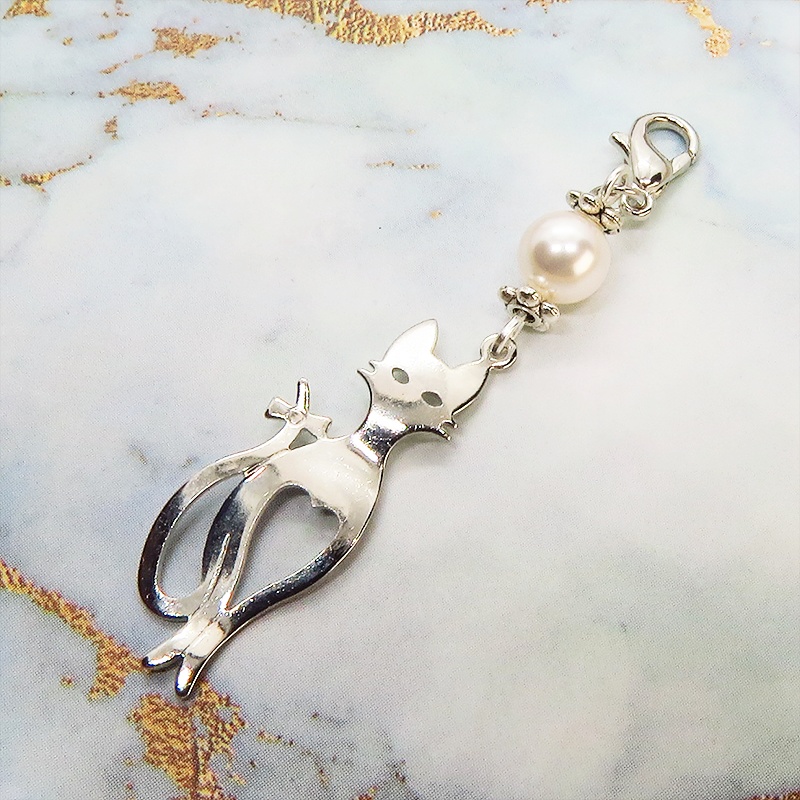 マスクチャーム シルバーカラーのスマートな猫シルエットモチーフとスワロフスキーパールのチャーム