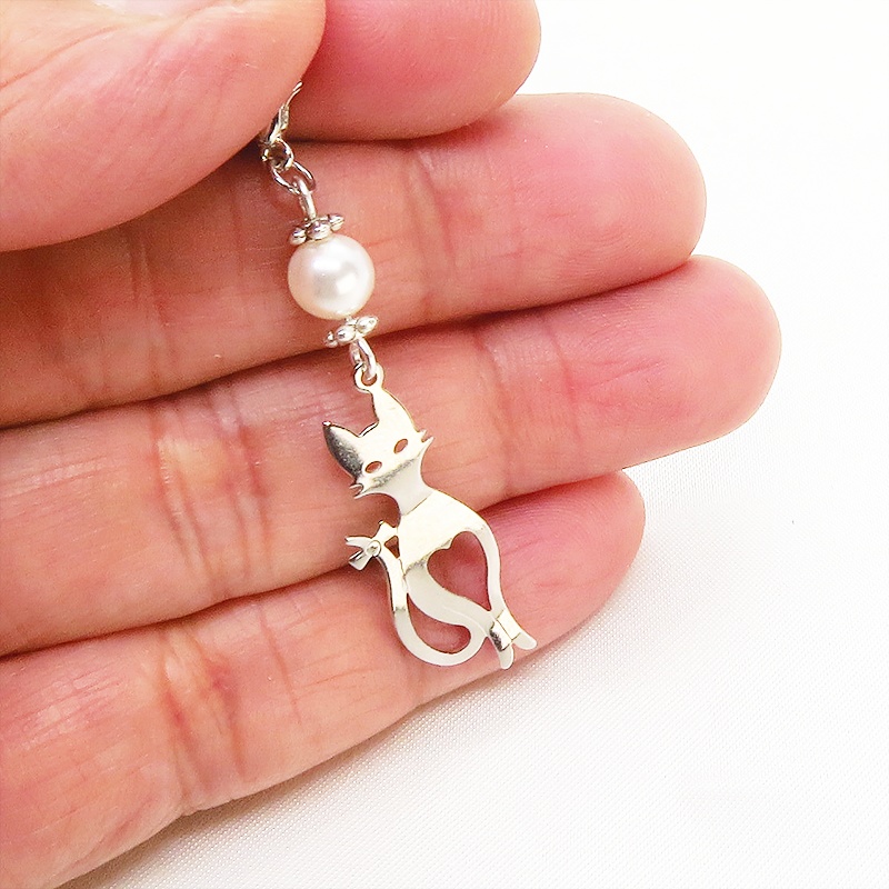 マスクチャーム シルバーカラーのスマートな猫シルエットモチーフとスワロフスキーパールのチャーム