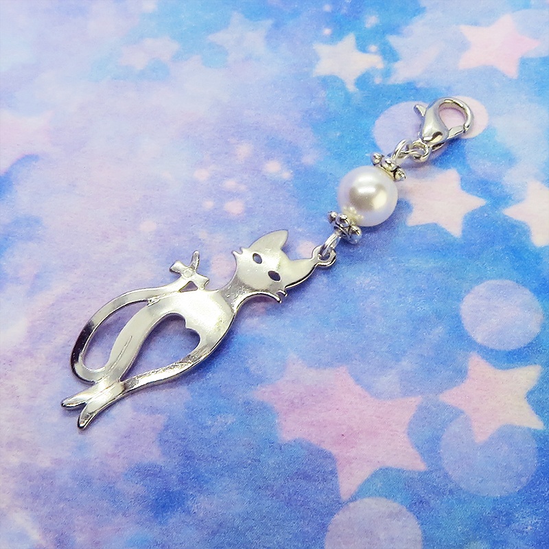 マスクチャーム シルバーカラーのスマートな猫シルエットモチーフとスワロフスキーパールのチャーム