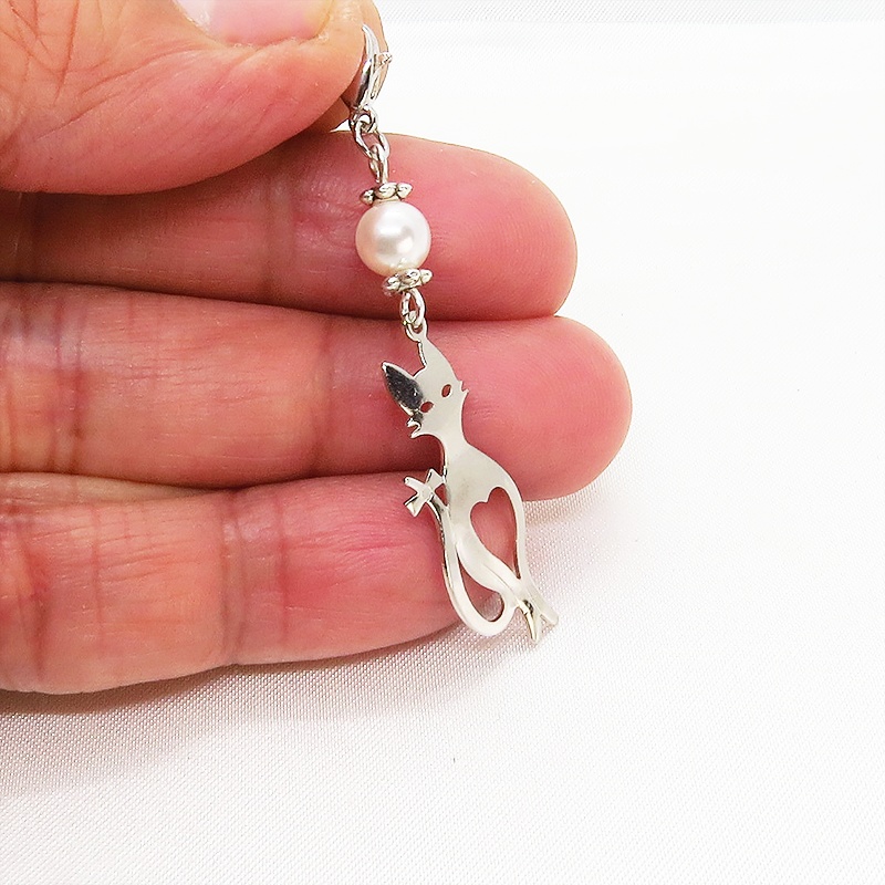 マスクチャーム シルバーカラーのスマートな猫シルエットモチーフとスワロフスキーパールのチャーム