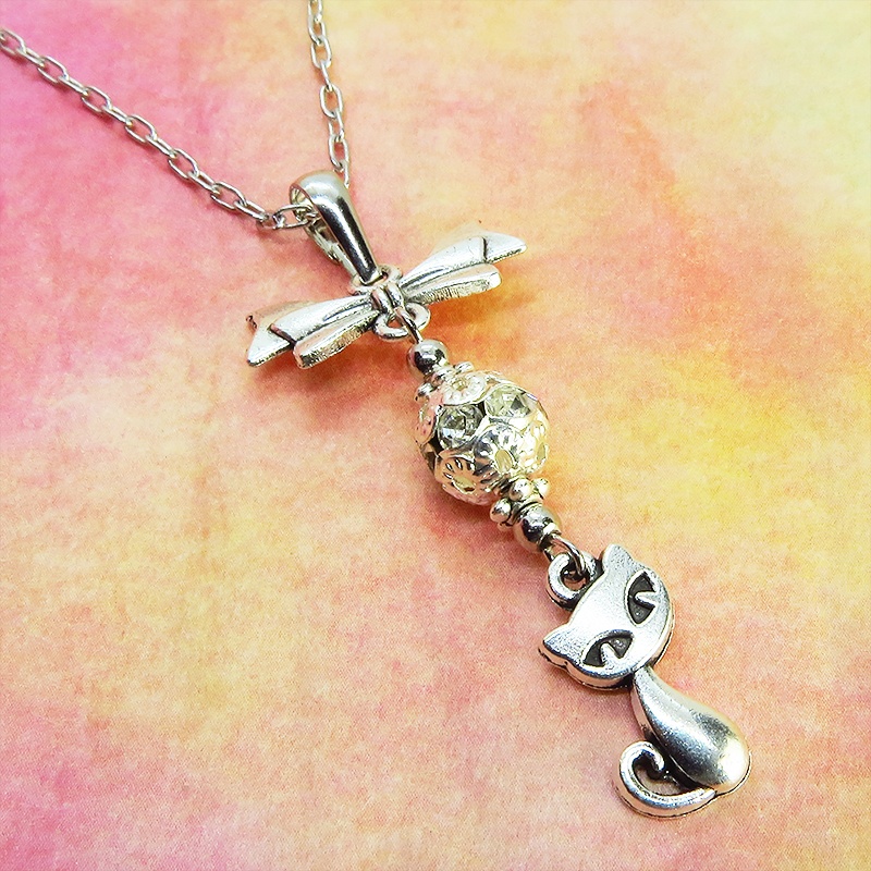 アンティークシルバー 猫とリボンとメタルビーズを組合せたコンパクトなネックレス ラインストーン 長さ調整可