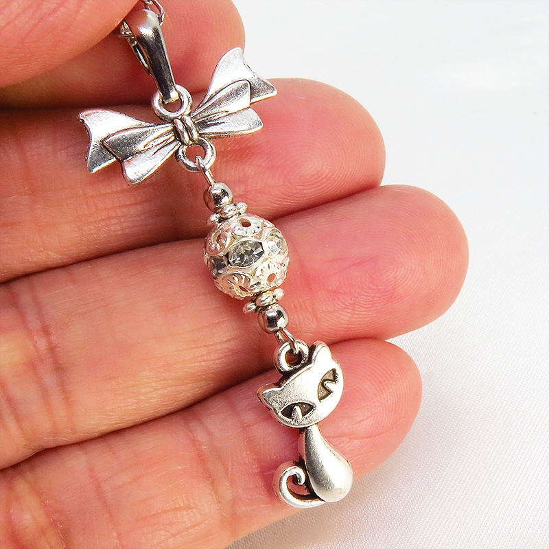 アンティークシルバー 猫とリボンとメタルビーズを組合せたコンパクトなネックレス ラインストーン 長さ調整可