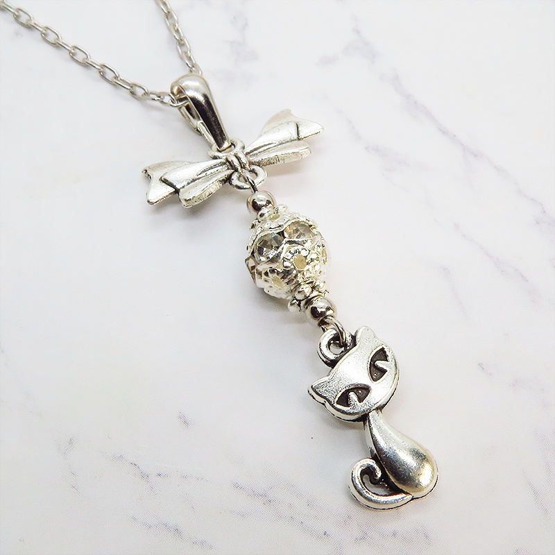 アンティークシルバー 猫とリボンとメタルビーズを組合せたコンパクトなネックレス ラインストーン 長さ調整可