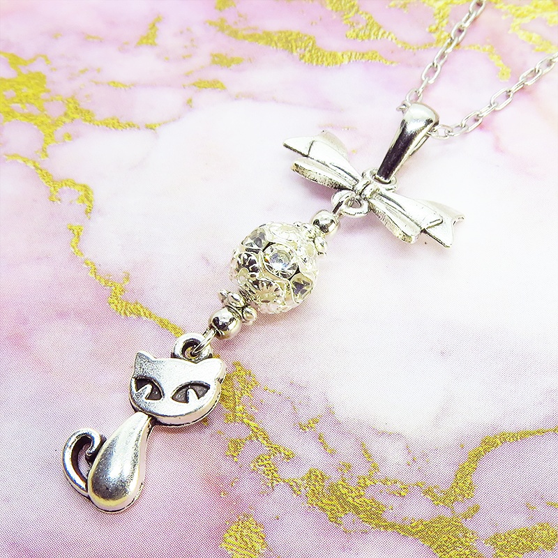 アンティークシルバー 猫とリボンとメタルビーズを組合せたコンパクトなネックレス ラインストーン 長さ調整可