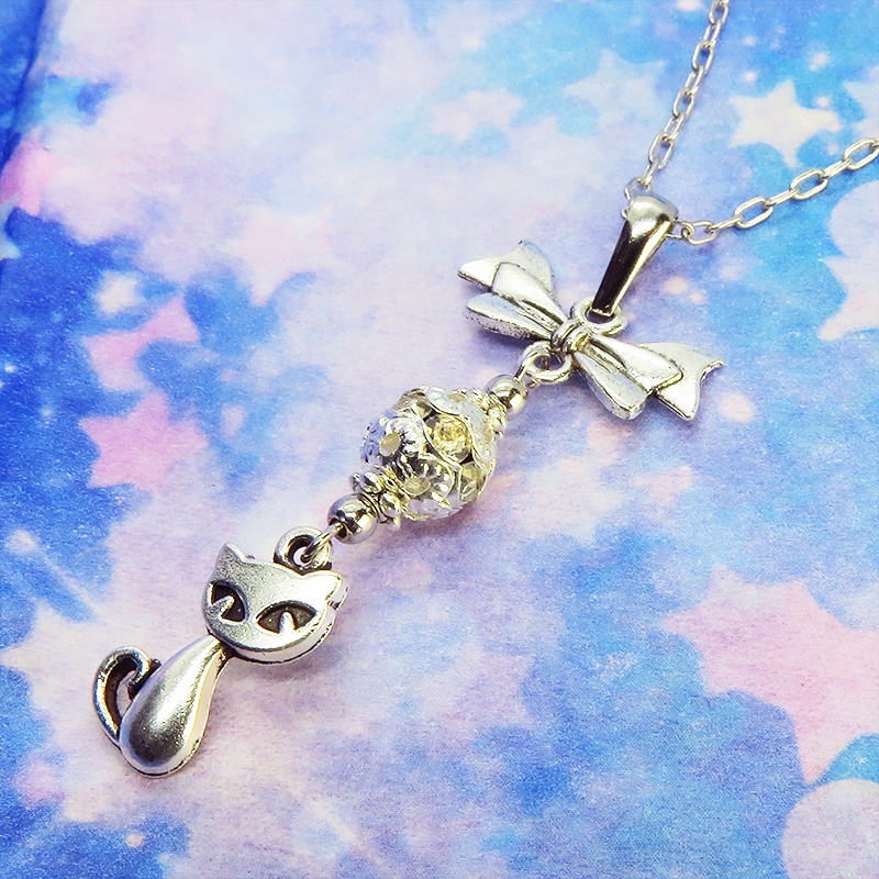 アンティークシルバー 猫とリボンとメタルビーズを組合せたコンパクトなネックレス ラインストーン 長さ調整可