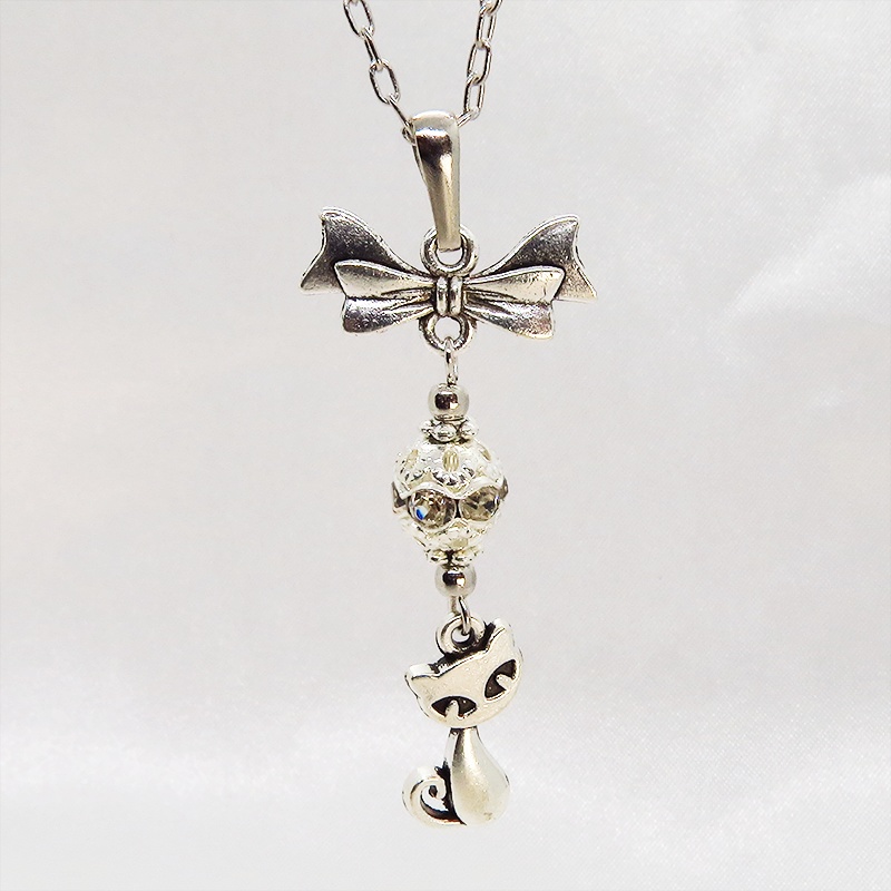 アンティークシルバー 猫とリボンとメタルビーズを組合せたコンパクトなネックレス ラインストーン 長さ調整可