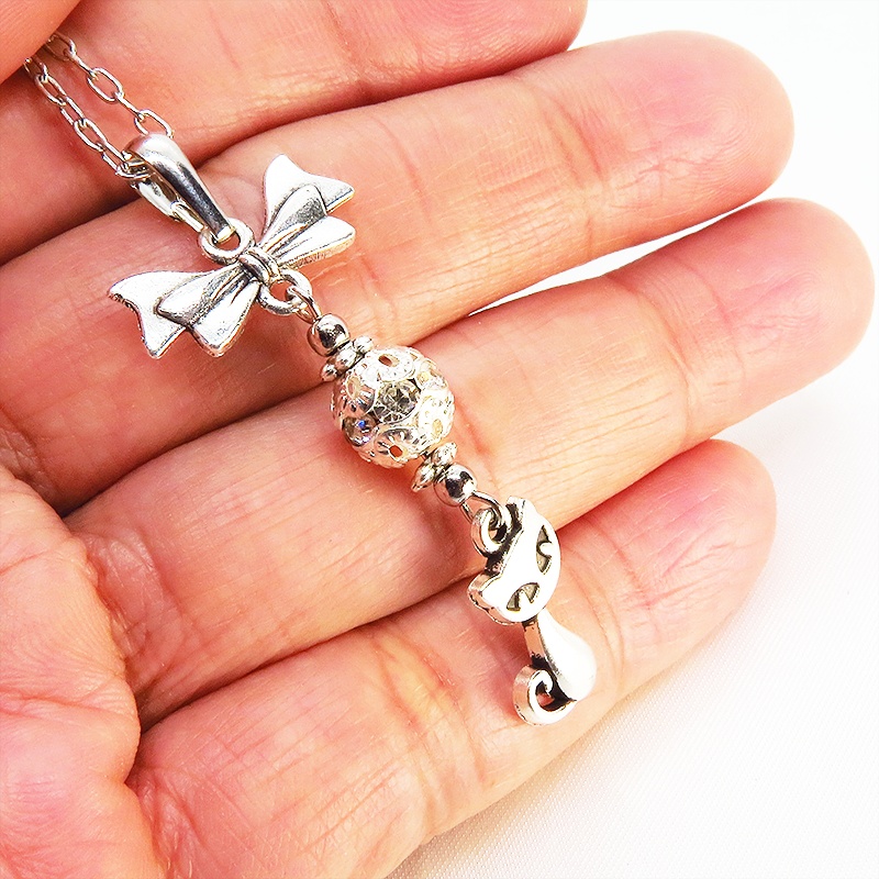 アンティークシルバー 猫とリボンとメタルビーズを組合せたコンパクトなネックレス ラインストーン 長さ調整可