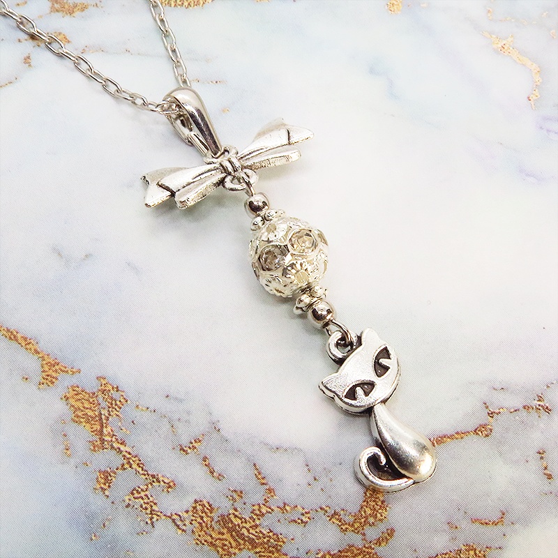 アンティークシルバー 猫とリボンとメタルビーズを組合せたコンパクトなネックレス ラインストーン 長さ調整可