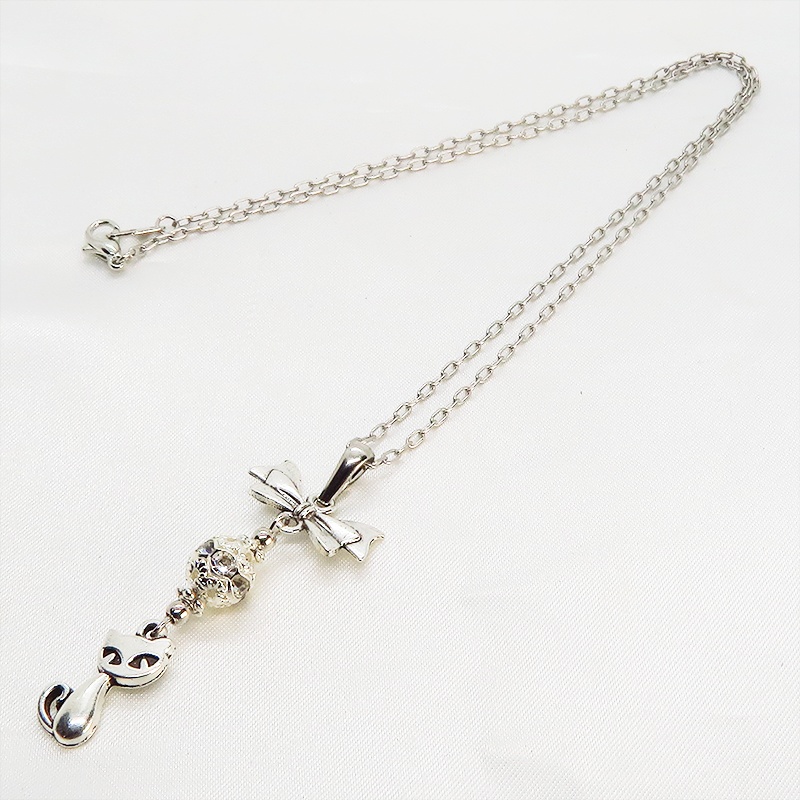 アンティークシルバー 猫とリボンとメタルビーズを組合せたコンパクトなネックレス ラインストーン 長さ調整可