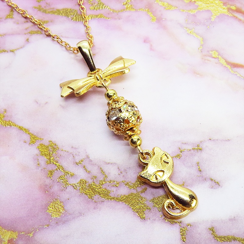 マットゴールド 猫とリボンとメタルビーズを組合せたコンパクトなネックレス ラインストーン 長さ調整可