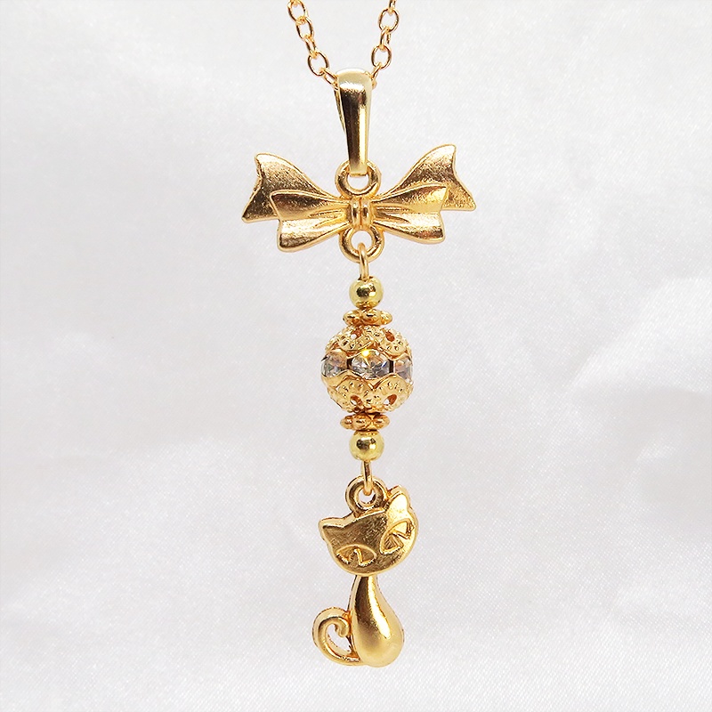 マットゴールド 猫とリボンとメタルビーズを組合せたコンパクトなネックレス ラインストーン 長さ調整可