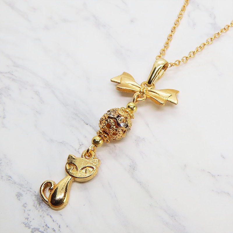 マットゴールド 猫とリボンとメタルビーズを組合せたコンパクトなネックレス ラインストーン 長さ調整可