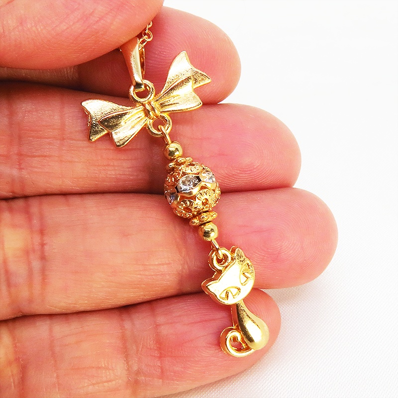 マットゴールド 猫とリボンとメタルビーズを組合せたコンパクトなネックレス ラインストーン 長さ調整可