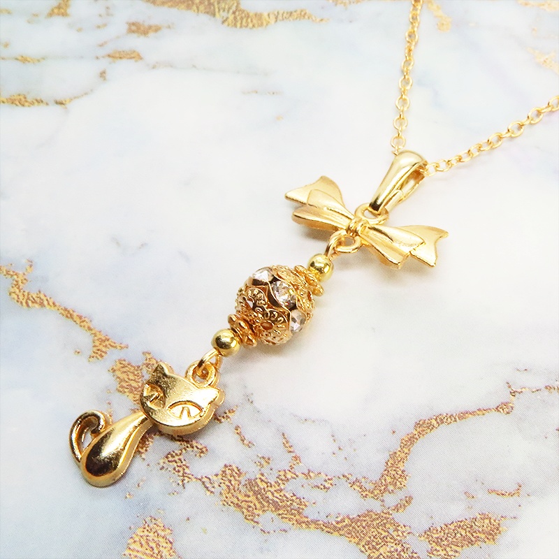 マットゴールド 猫とリボンとメタルビーズを組合せたコンパクトなネックレス ラインストーン 長さ調整可