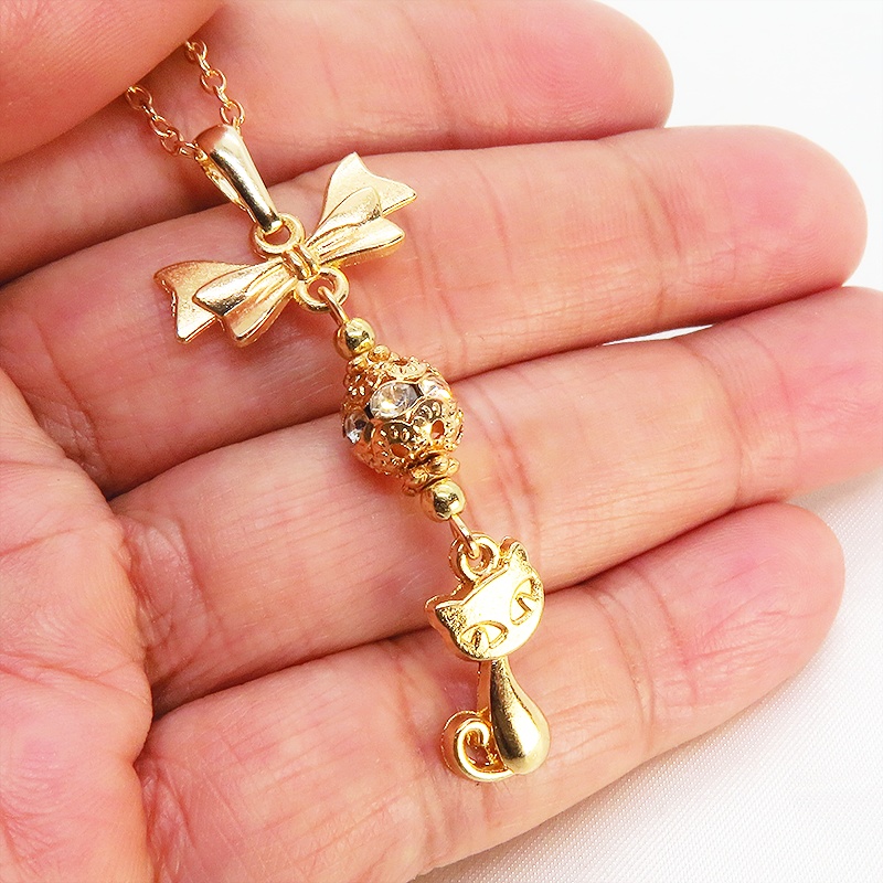 マットゴールド 猫とリボンとメタルビーズを組合せたコンパクトなネックレス ラインストーン 長さ調整可